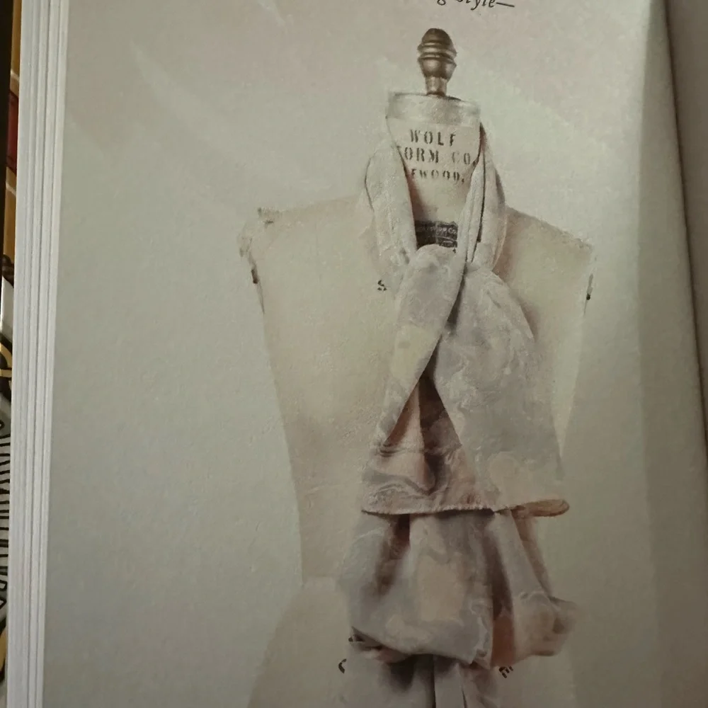 HOW to TIE a SCARF BOOK. Detailed pictures of 33 styles. Hermès ribbon bookmark. - Picture 13 of 14